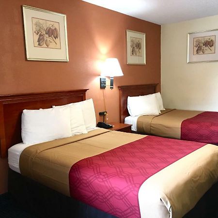 Red Carpet Inn Norwalk Buitenkant foto