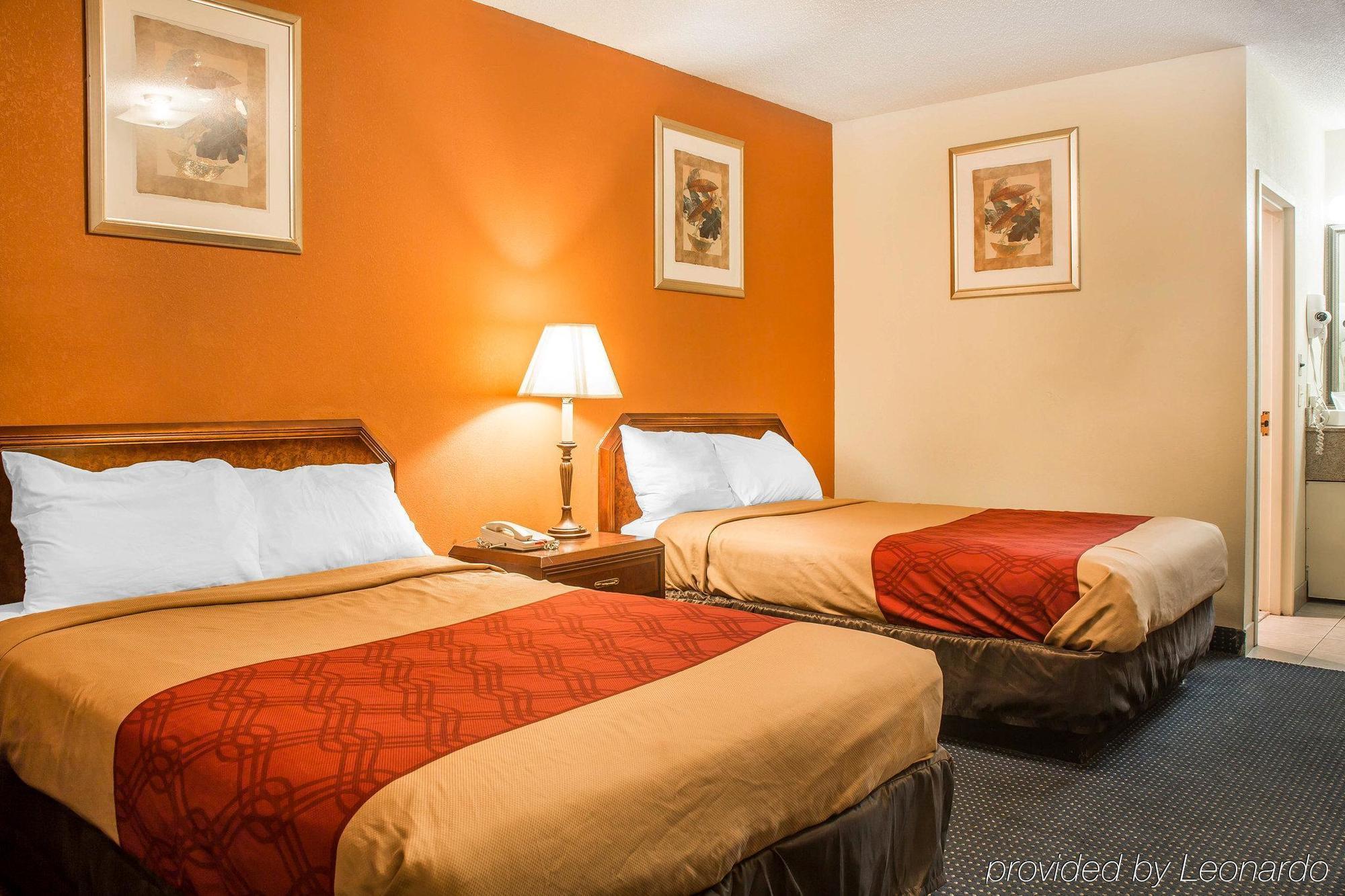Red Carpet Inn Norwalk Buitenkant foto