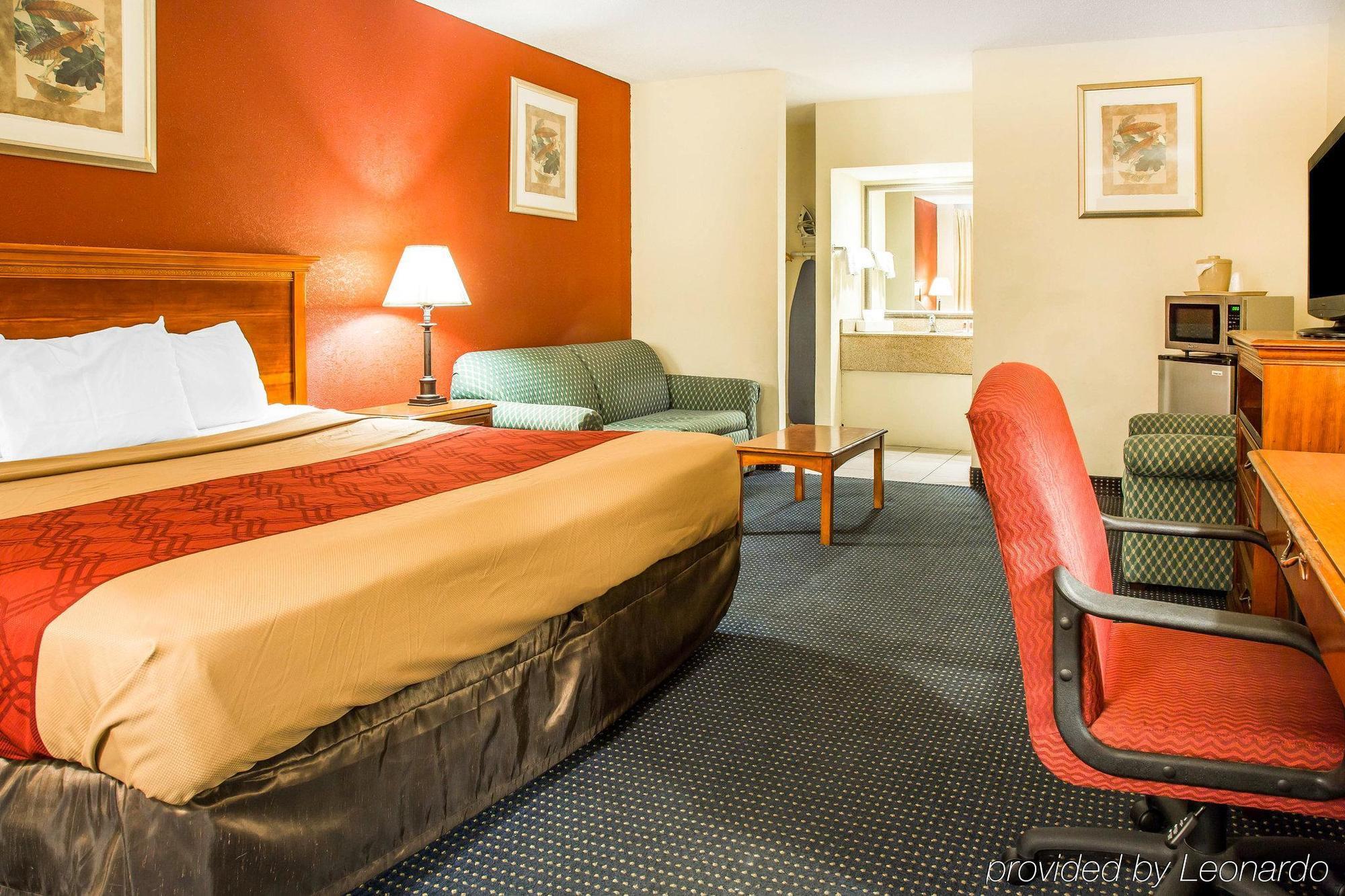 Red Carpet Inn Norwalk Buitenkant foto