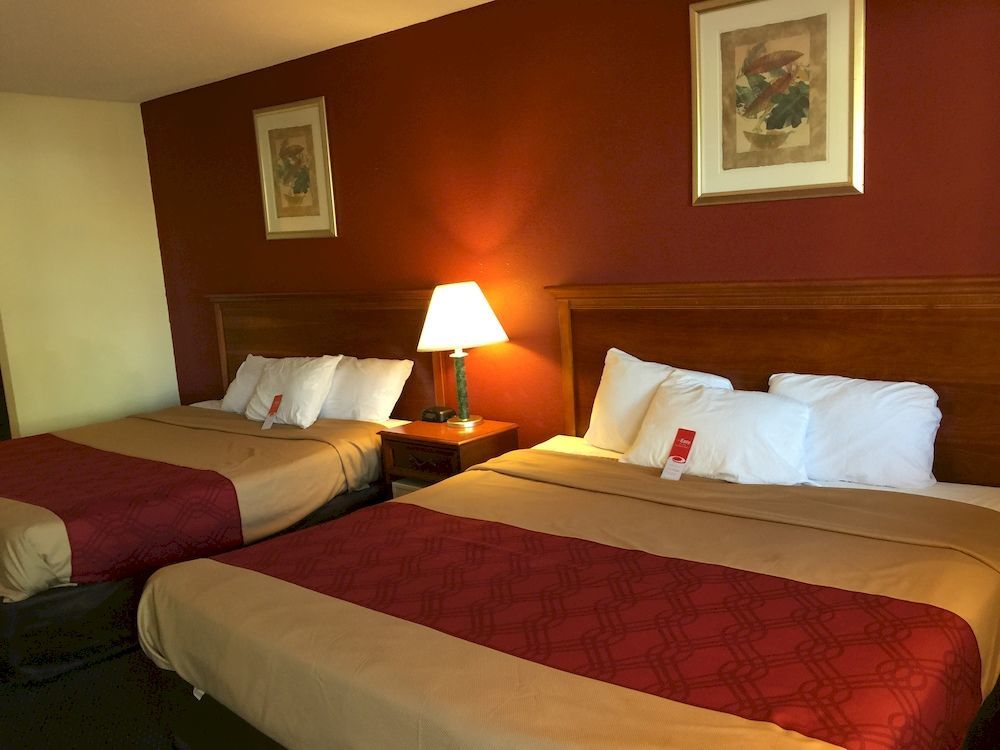 Red Carpet Inn Norwalk Buitenkant foto
