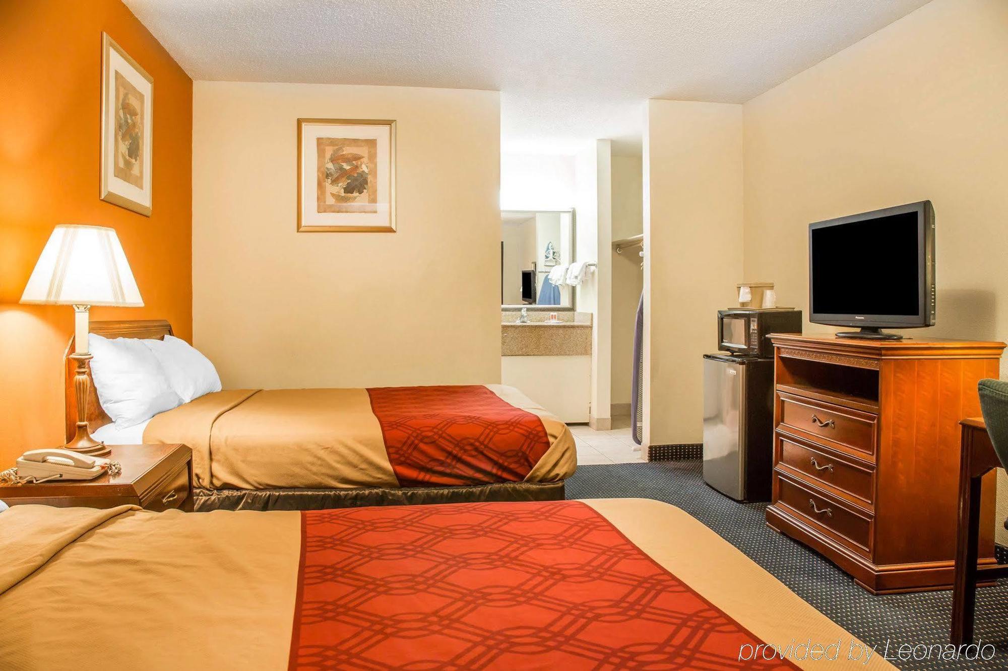 Red Carpet Inn Norwalk Buitenkant foto