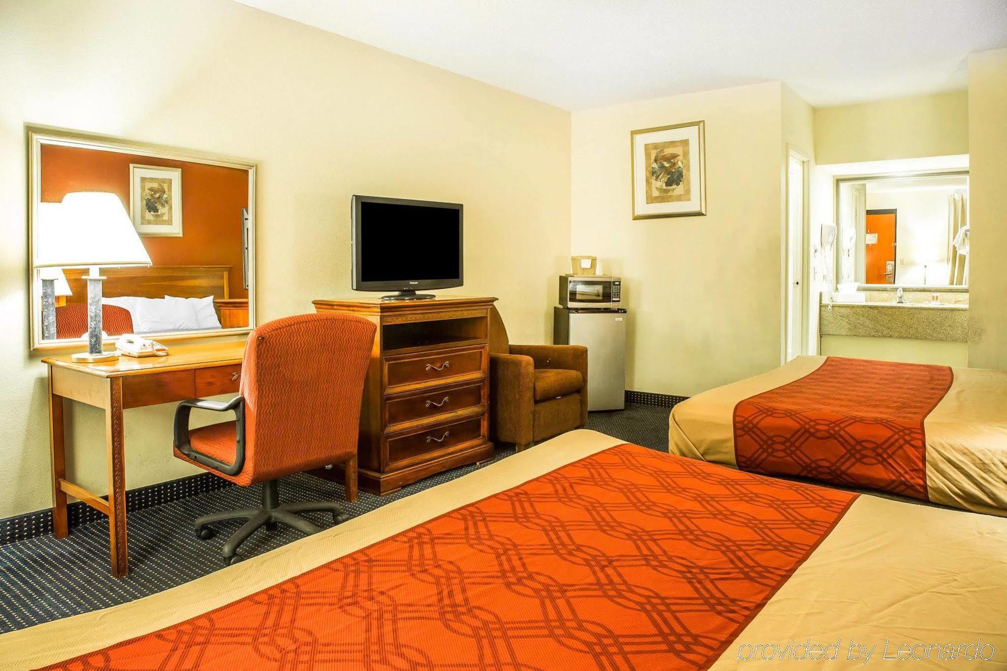 Red Carpet Inn Norwalk Buitenkant foto